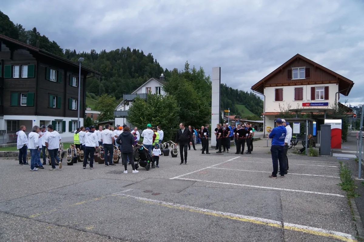 Man sieht die Teilnehmer des Marsches am Bahnhof.